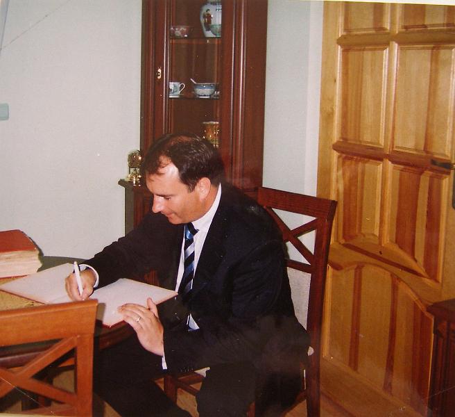 parafia polskokatolicka 2_15.jpg - Rok 2005. Wizyta w parafii i wpis do księgi pamiątkowej prezesa ARiMR Wojciecha Pomajdy